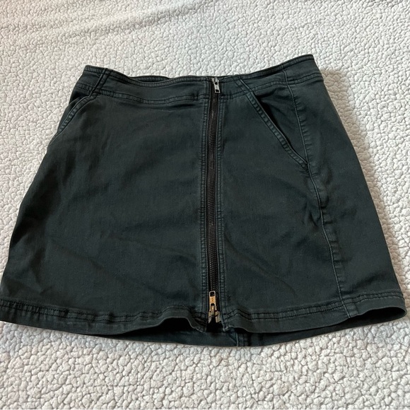 American Eagle Super Stretch Black Skirt - Picture 3 of 8